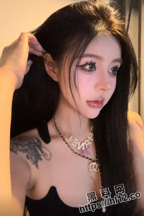 585X874