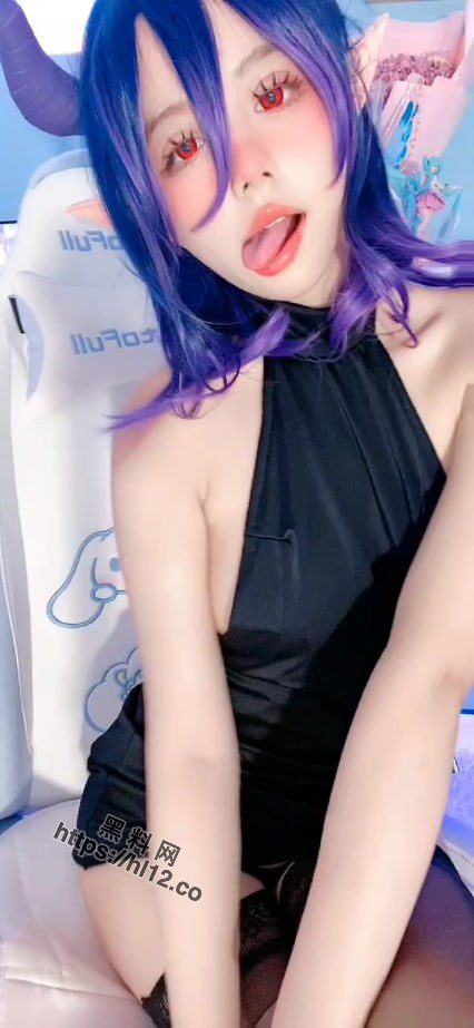 426X923