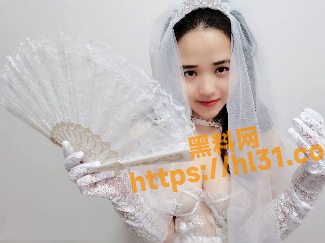 653X489