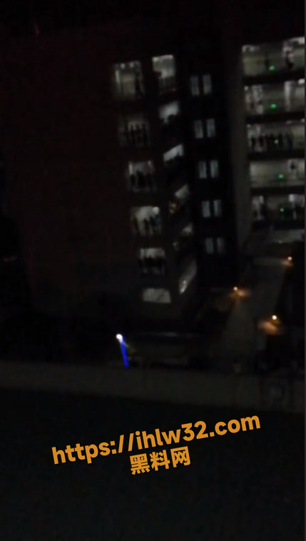 429X758