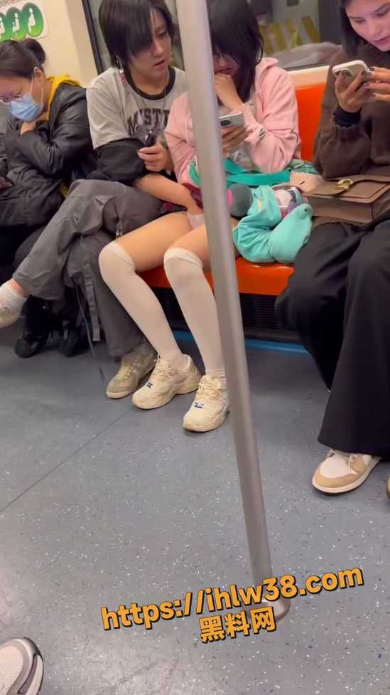 549X977