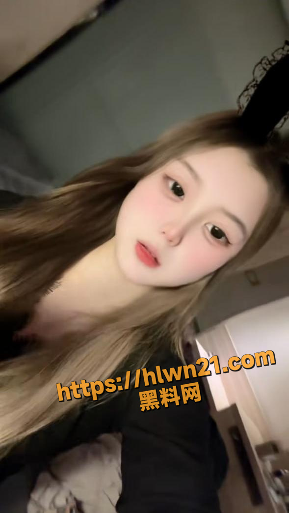 589X1044