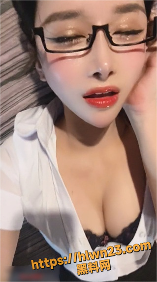 319X573