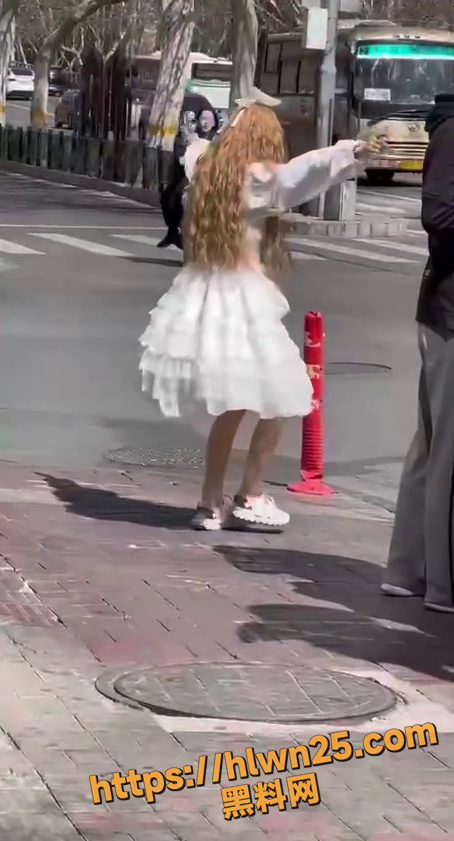 454X841