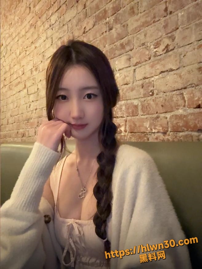 657X872