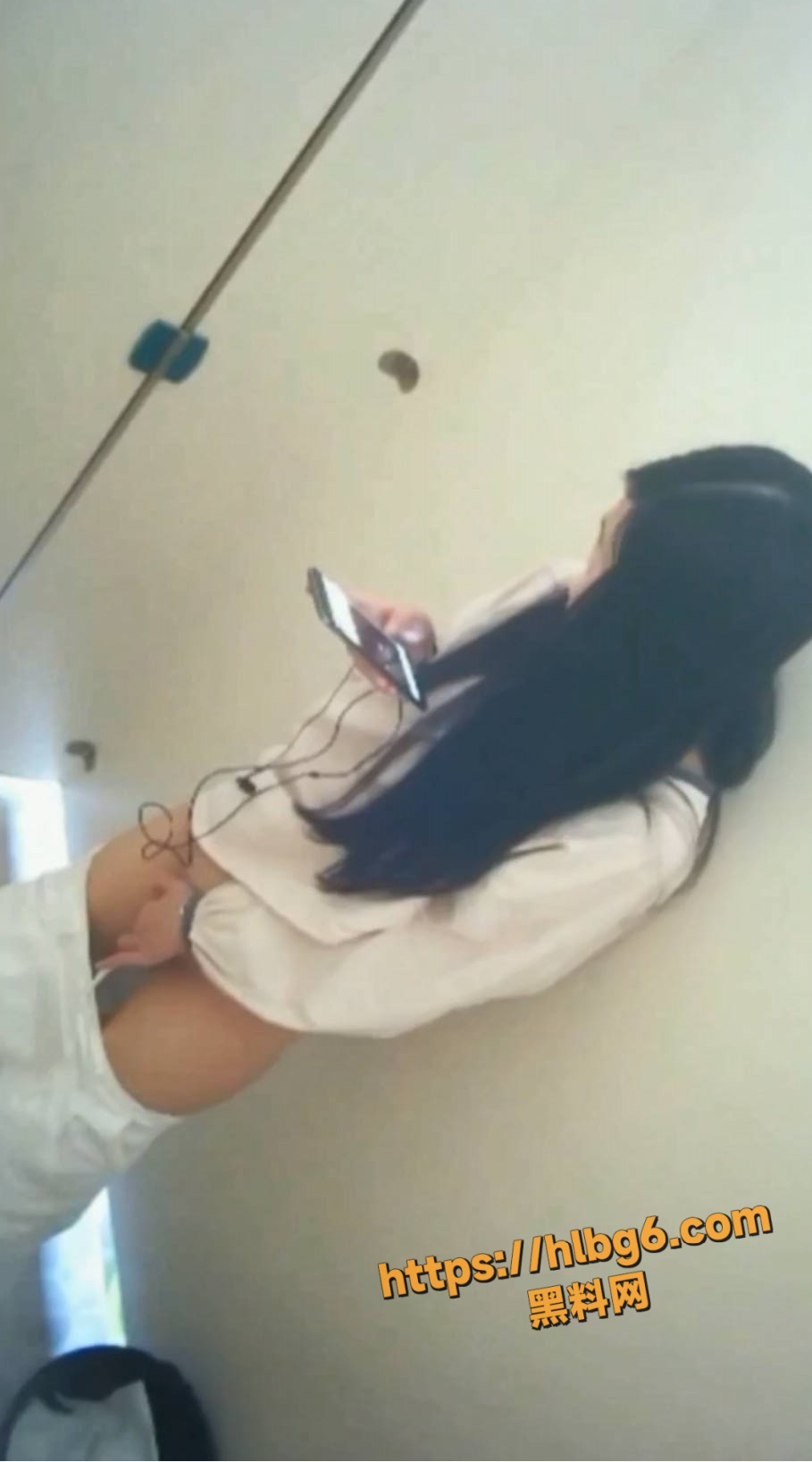 909X1636