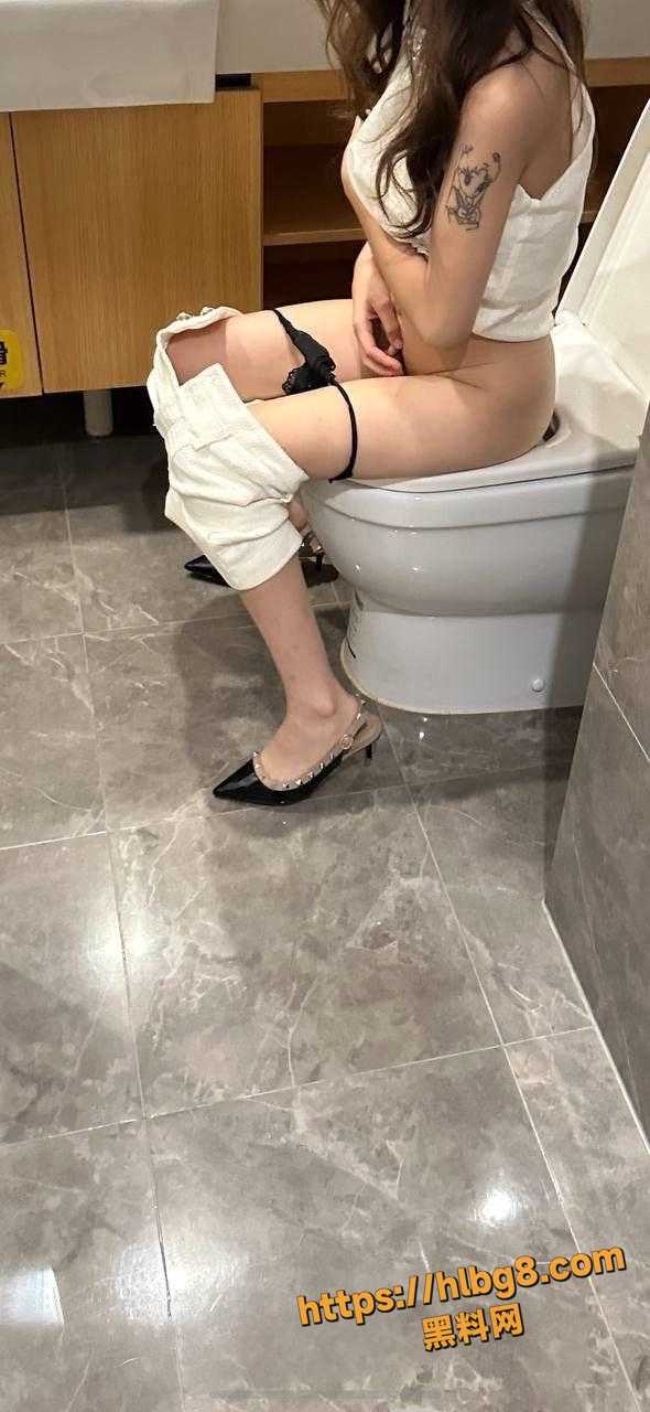 607