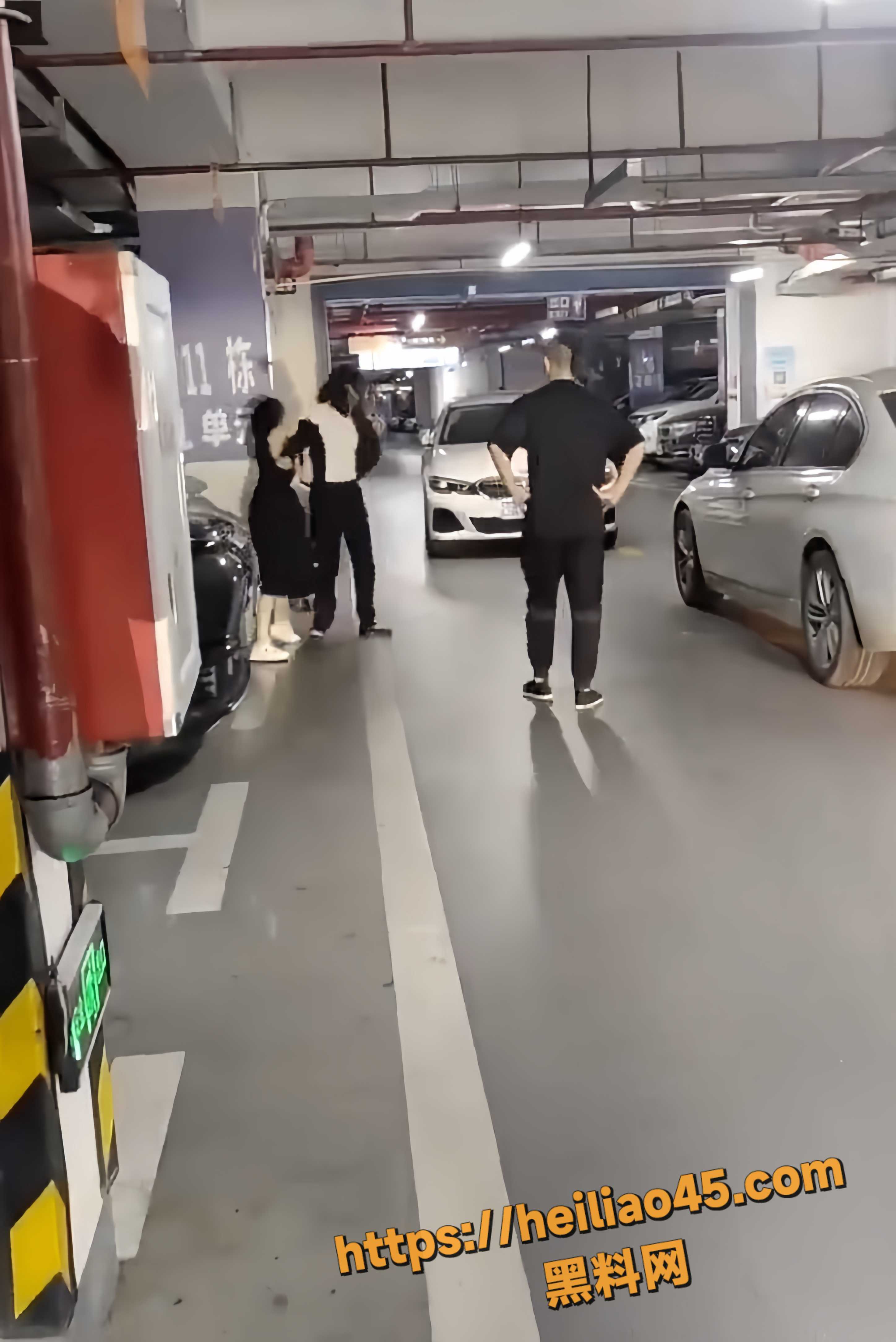 广东美女地库打架视频3