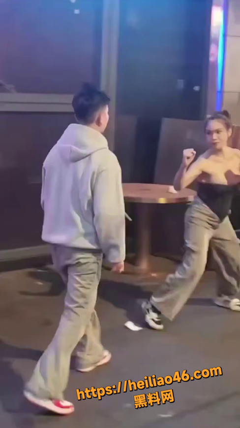 辣妹搭讪失败遭袭胸1