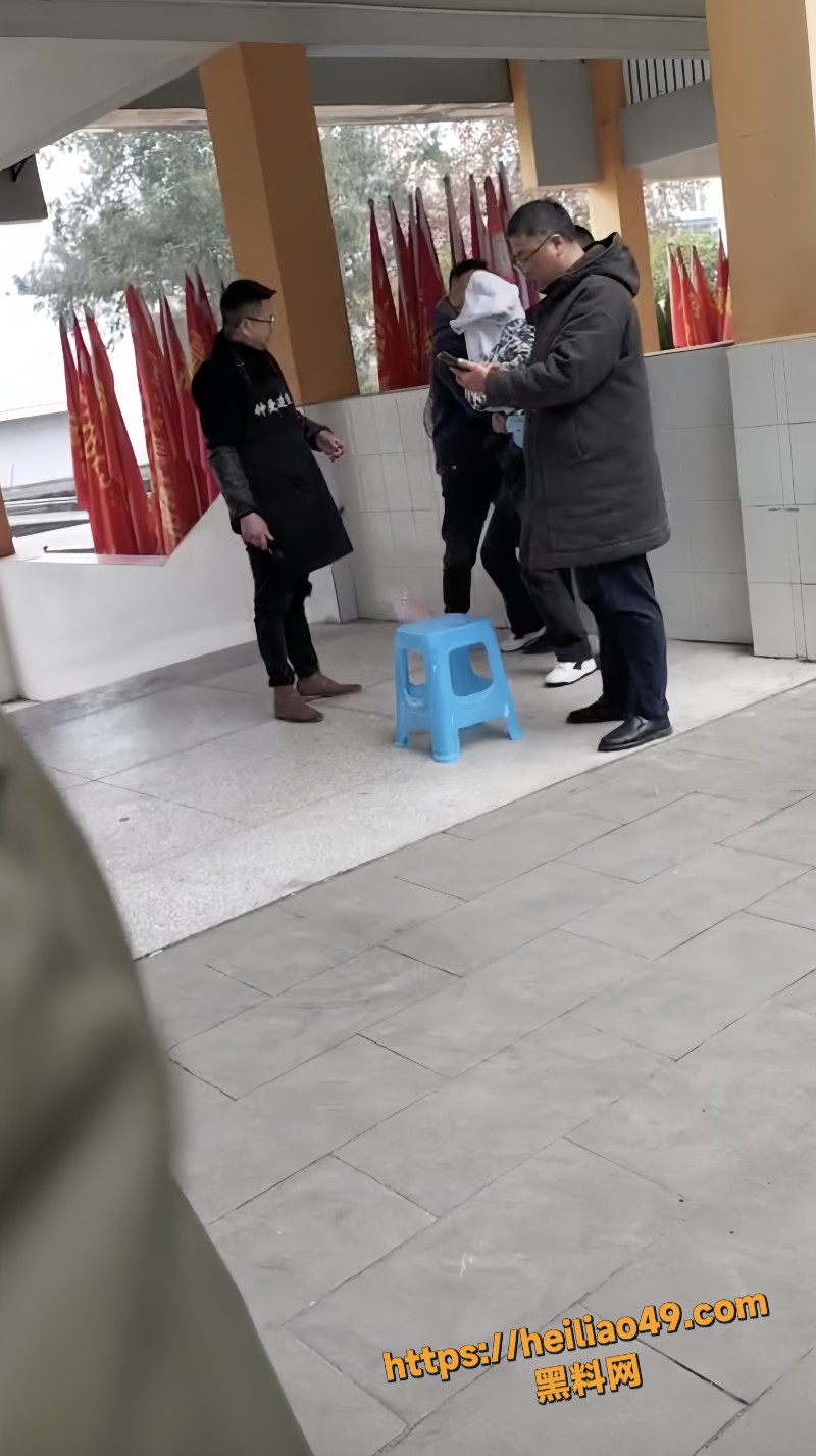 重庆垫江一中教师强制剪头