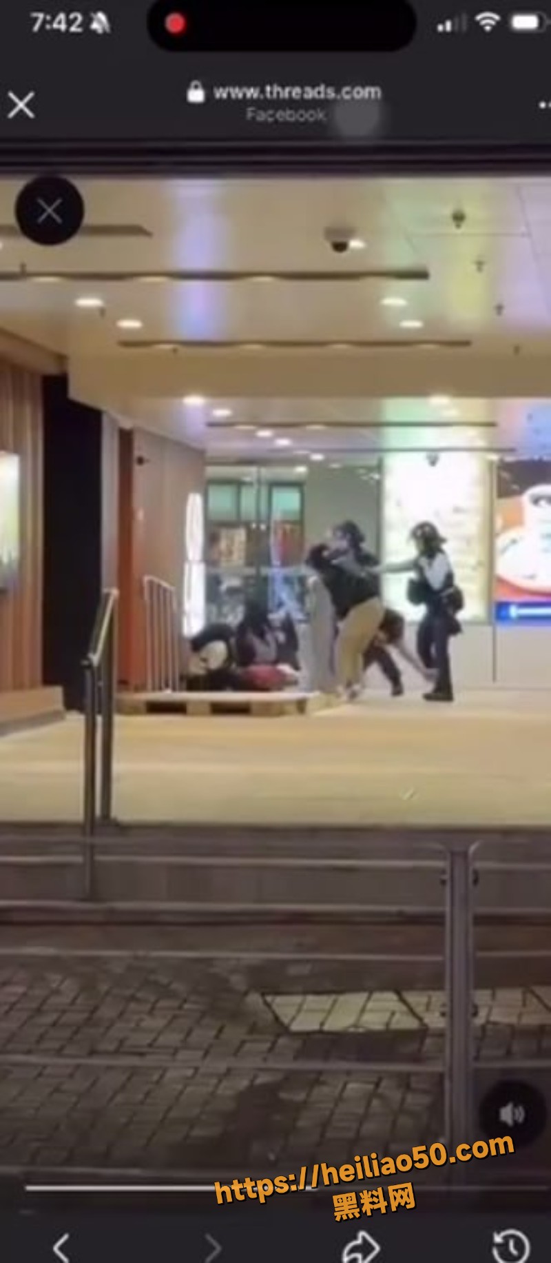 男子持刀挟制途人3