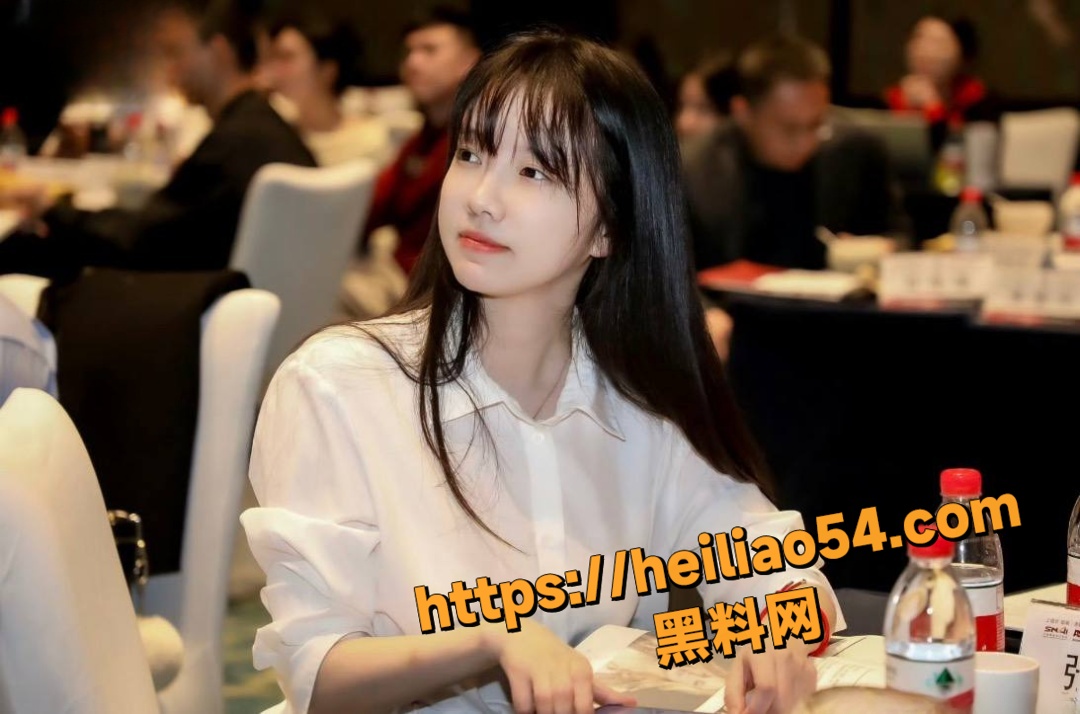 分析师谭珺隐秘恋情曝光24