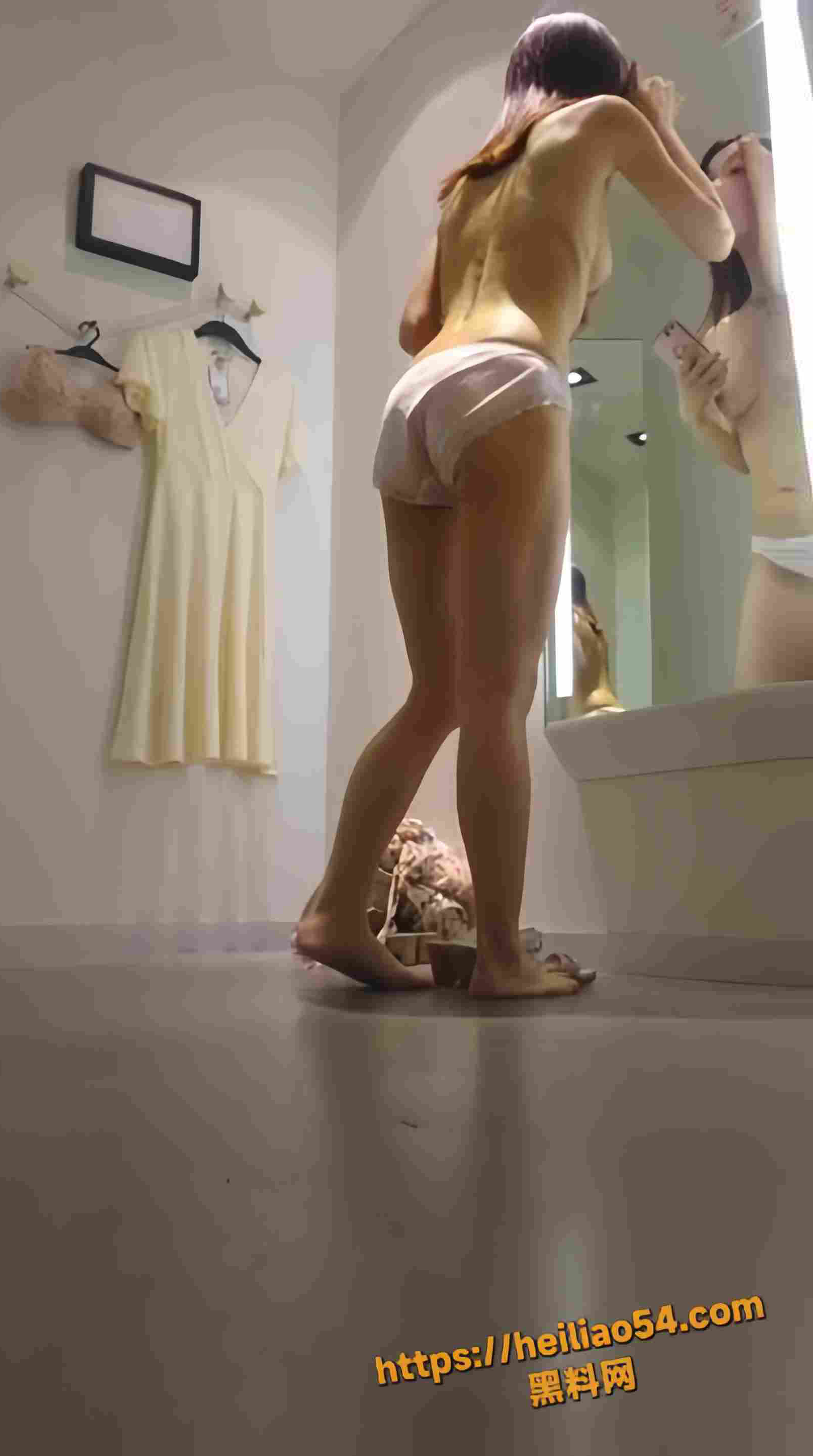 偷拍性感少妇换衣服1