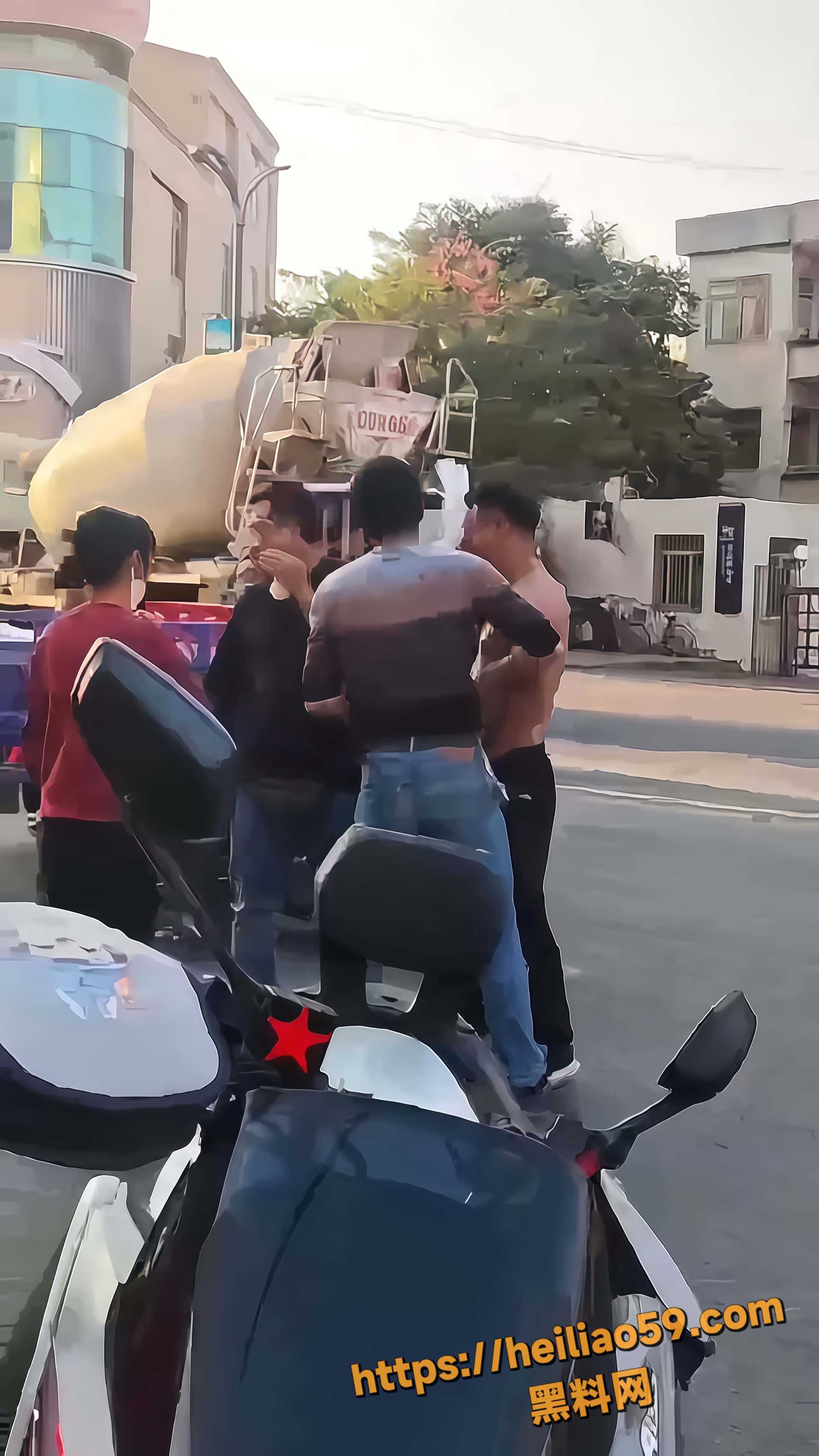 两男子街头口水大战3