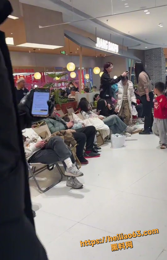 宝妈与小情侣对骂