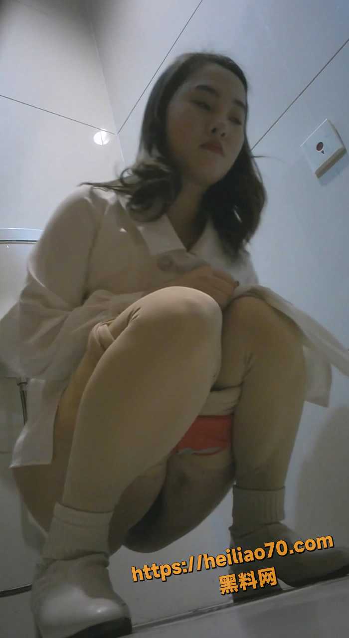美女露脸放尿