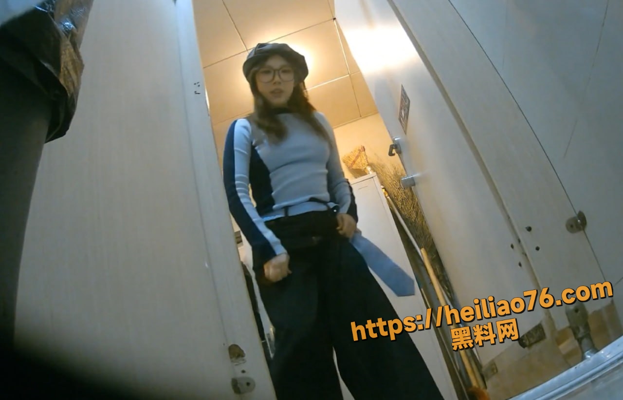 美女露脸放尿