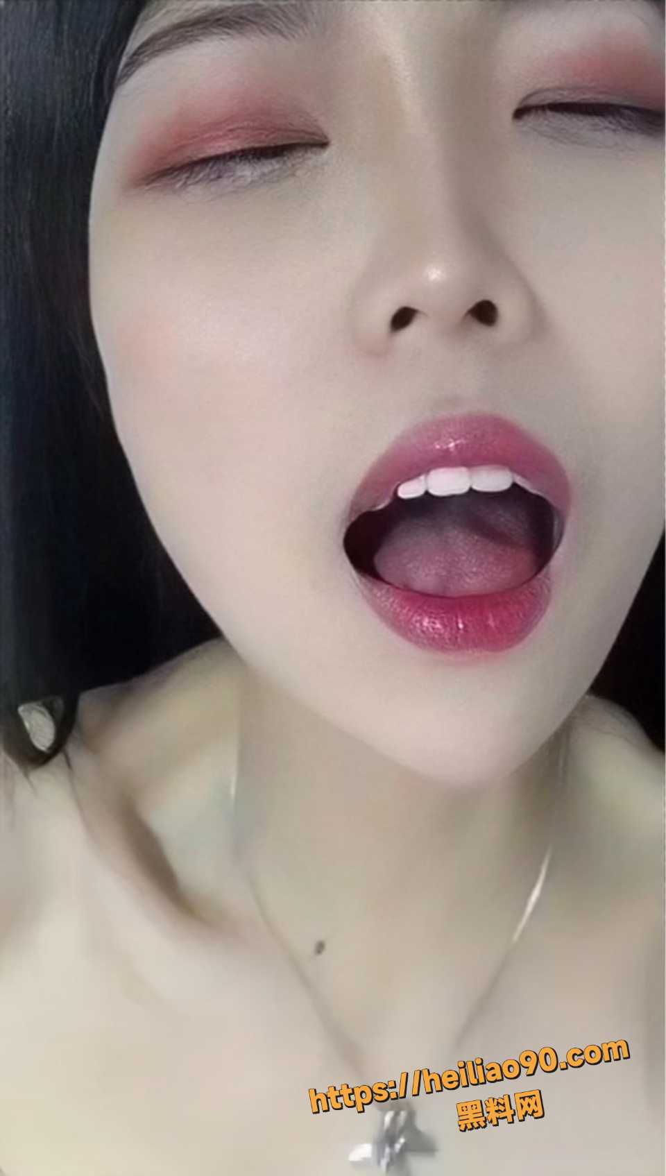 许嫣然一对一裸聊自慰视频2