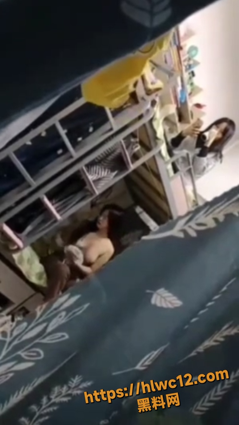 大学生做黄播偷拍室友5