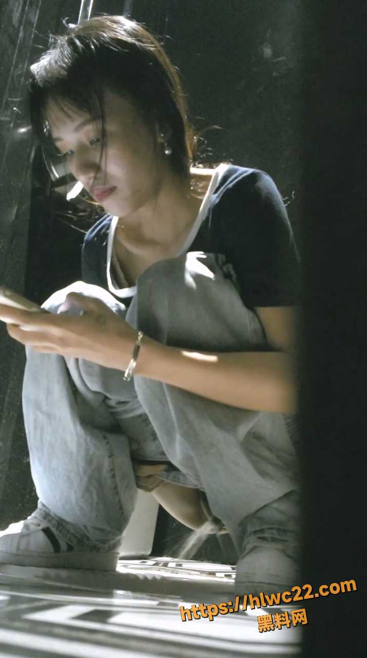 美女厕拍