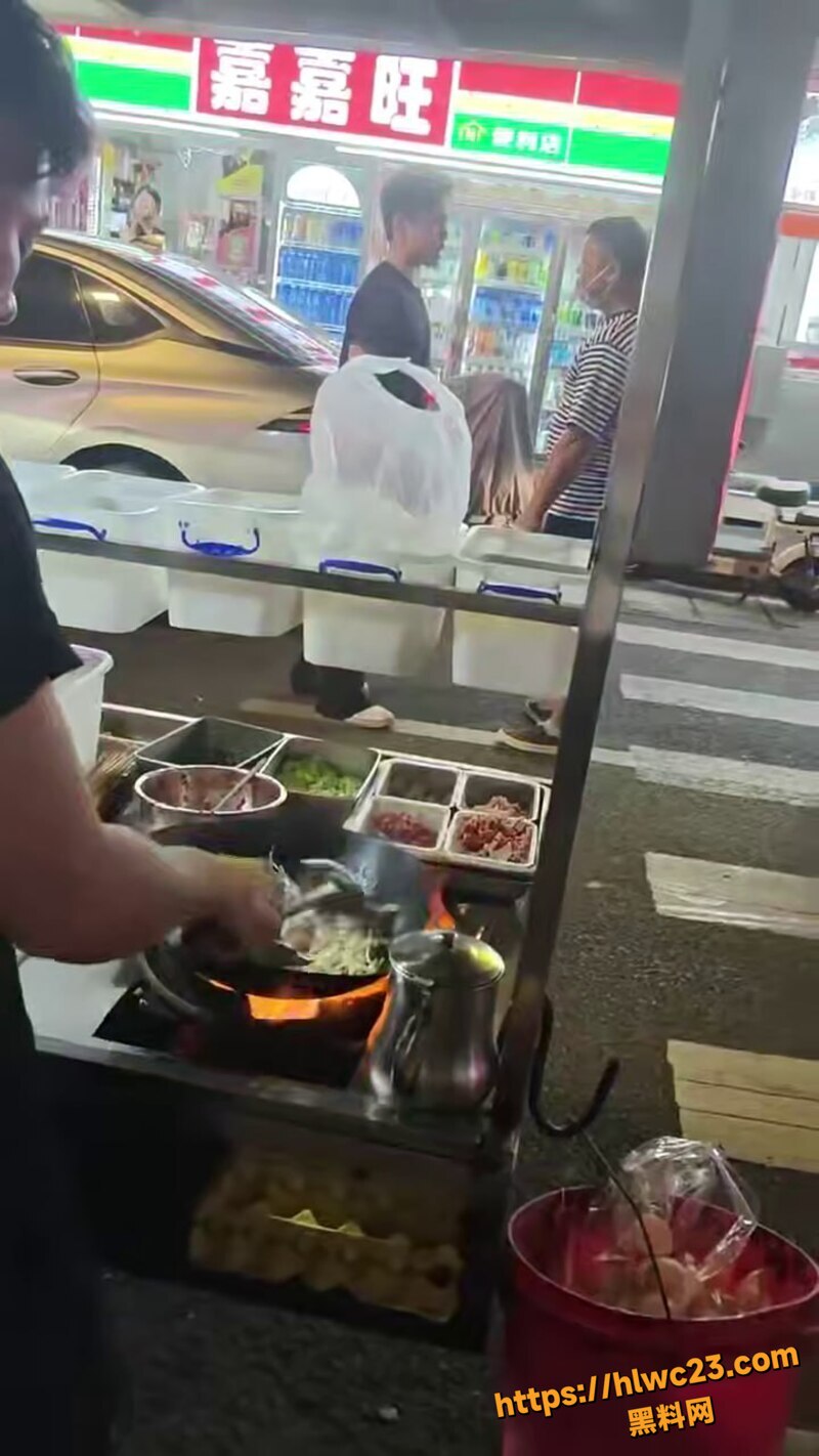 黑衣男子堵住大哥猛骂1