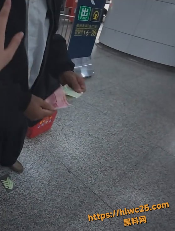 铁路人帮助老人坐地铁4