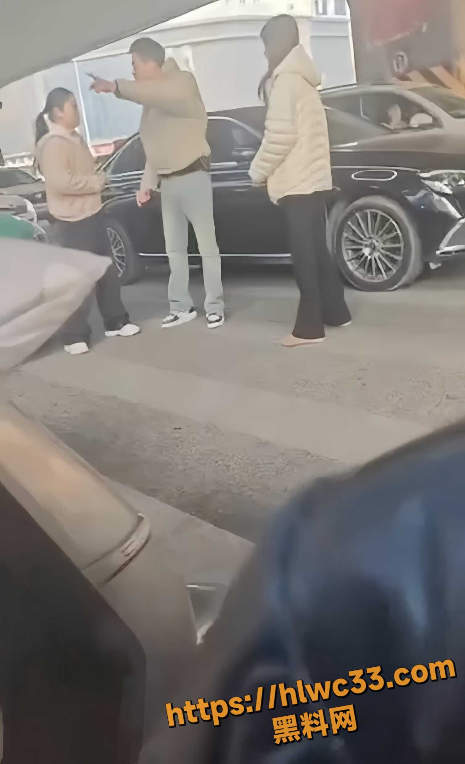 丈夫当众护小三4