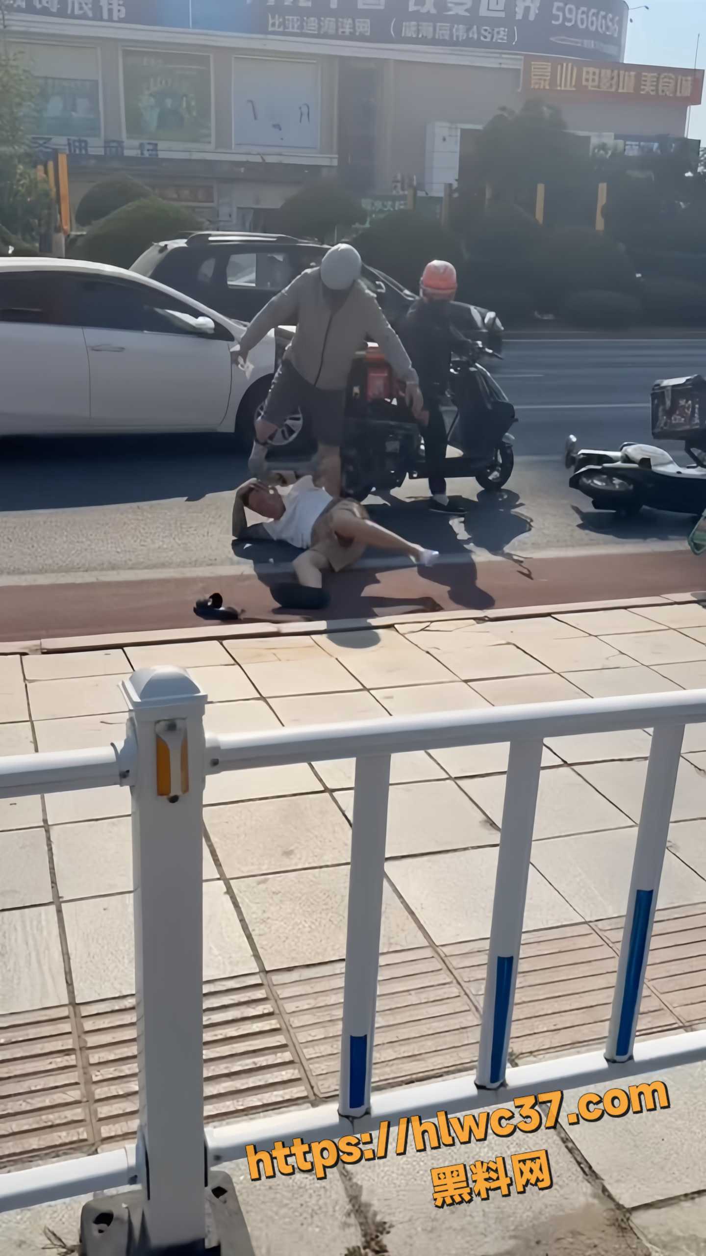 男子街头冲突后动手打人2