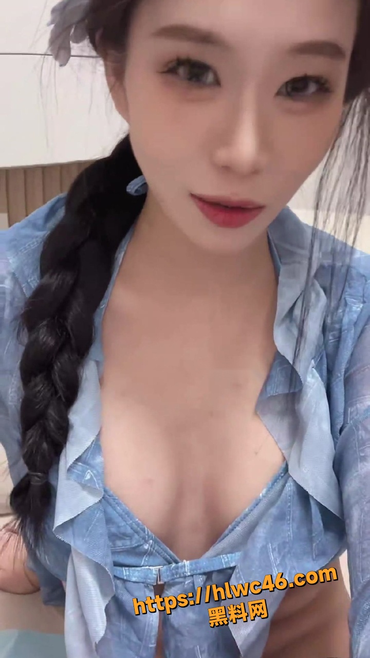 娇妻菲菲裸足足交假鸡巴